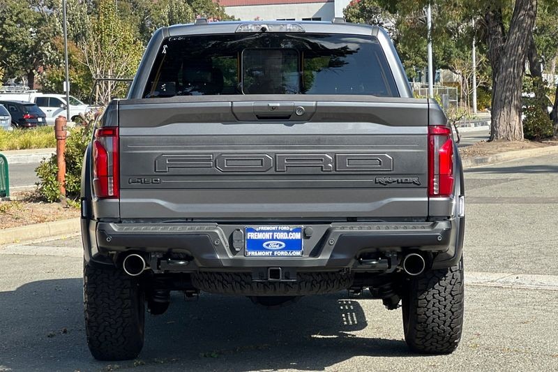 Ford F-150 Vehicle Full-screen Gallery Image 04