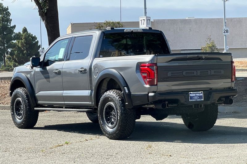 Ford F-150 Vehicle Full-screen Gallery Image 05