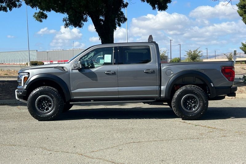 Ford F-150 Vehicle Full-screen Gallery Image 06