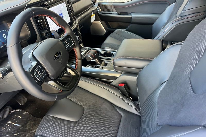 Ford F-150 Vehicle Full-screen Gallery Image 09