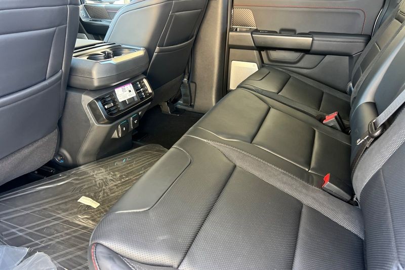 Ford F-150 Vehicle Full-screen Gallery Image 12