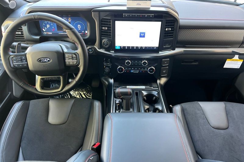 Ford F-150 Vehicle Full-screen Gallery Image 14