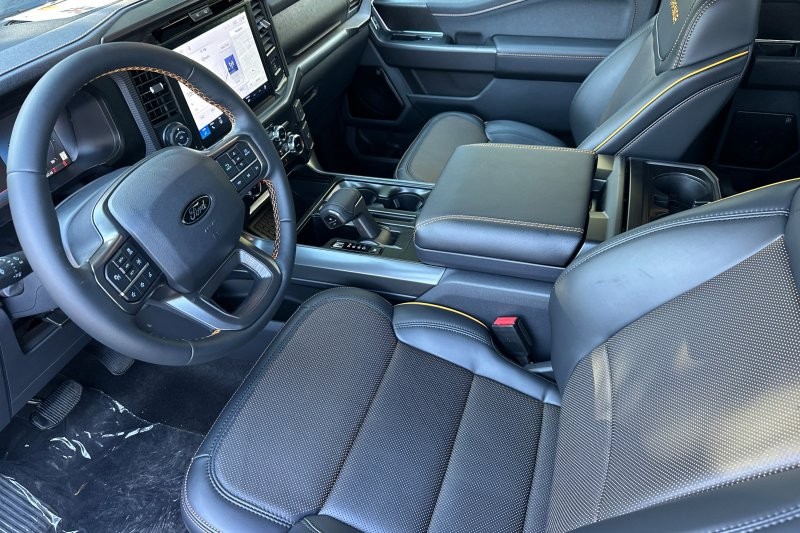 Ford F-150 Vehicle Full-screen Gallery Image 09