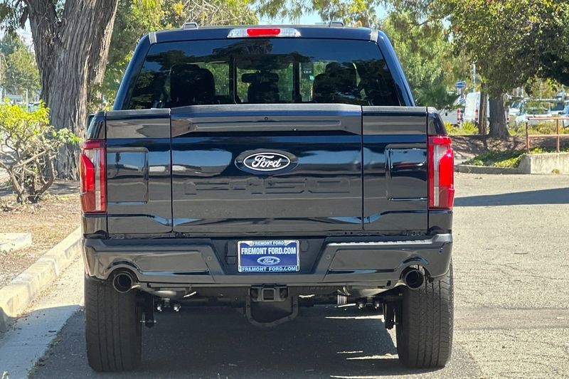 Ford F-150 Vehicle Full-screen Gallery Image 04