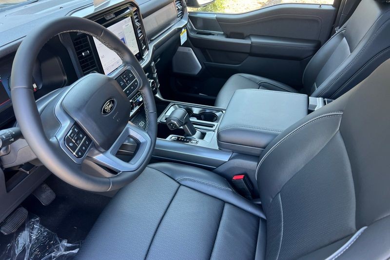 Ford F-150 Vehicle Full-screen Gallery Image 09