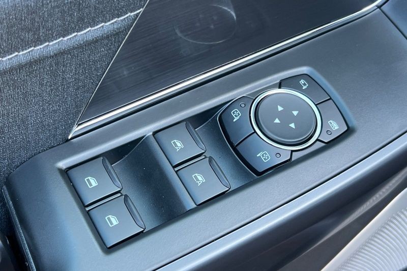 Ford F-150 Vehicle Full-screen Gallery Image 11