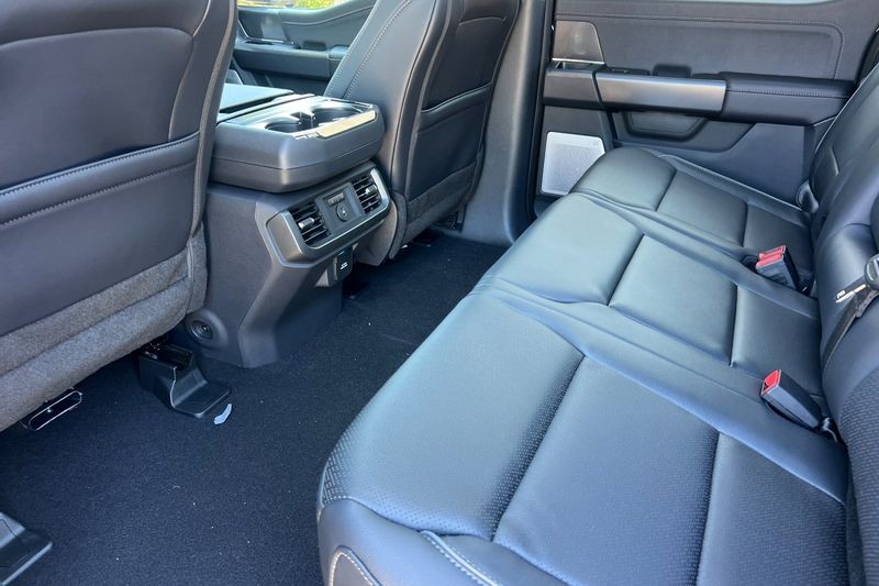 Ford F-150 Vehicle Full-screen Gallery Image 12