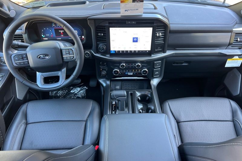 Ford F-150 Vehicle Full-screen Gallery Image 14