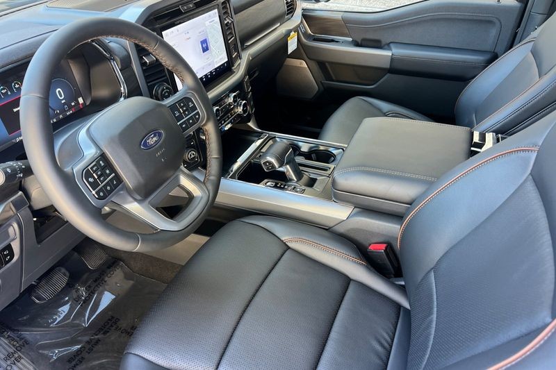 Ford F-150 Vehicle Full-screen Gallery Image 09