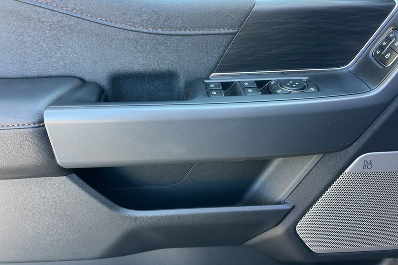 Ford F-150 Vehicle Full-screen Gallery Image 10