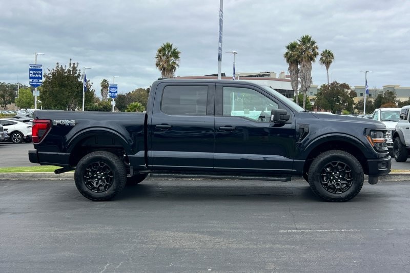 Ford F-150 Vehicle Full-screen Gallery Image 02