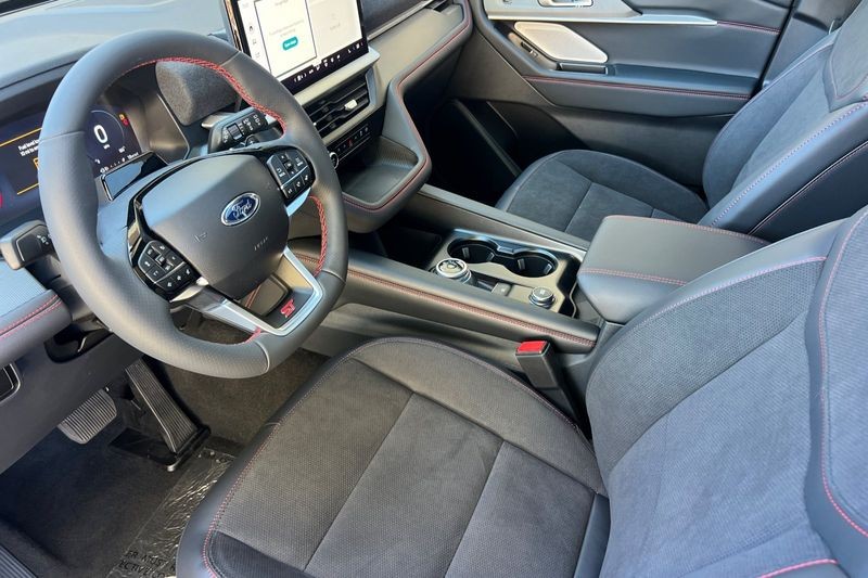 Ford Explorer Vehicle Full-screen Gallery Image 09