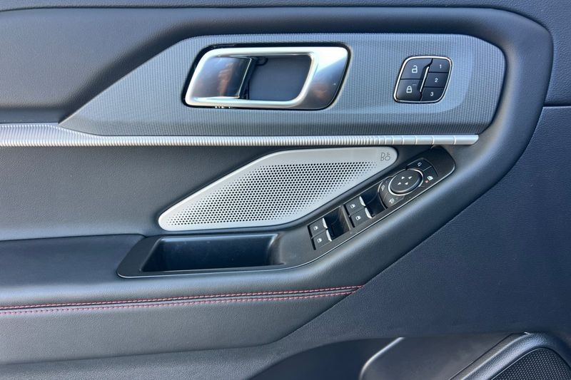 Ford Explorer Vehicle Full-screen Gallery Image 10