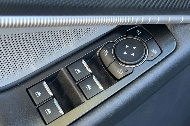 Ford Explorer Vehicle Full-screen Gallery Image 11