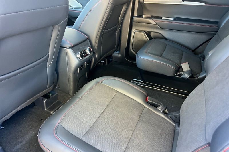 Ford Explorer Vehicle Full-screen Gallery Image 12