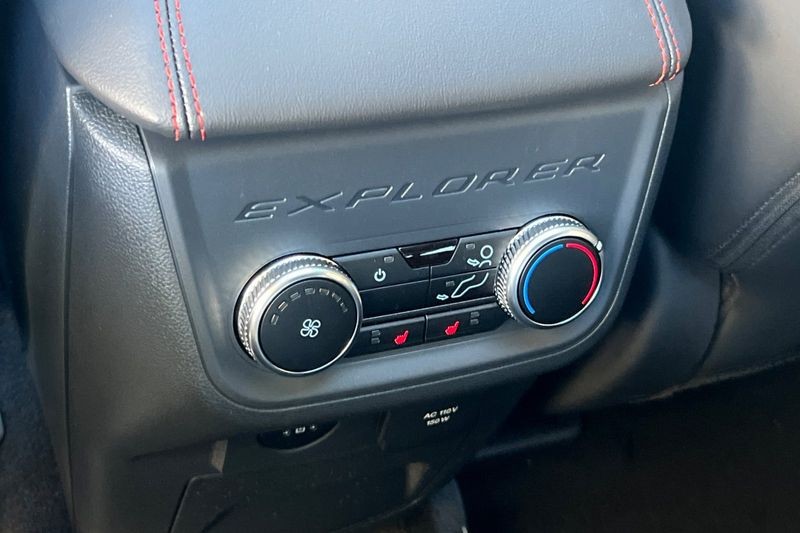Ford Explorer Vehicle Full-screen Gallery Image 13