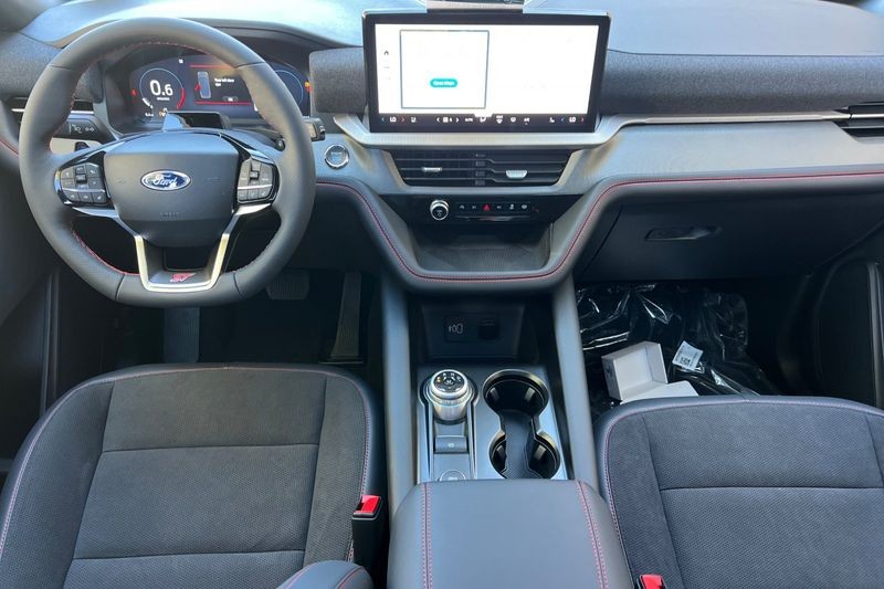 Ford Explorer Vehicle Full-screen Gallery Image 14