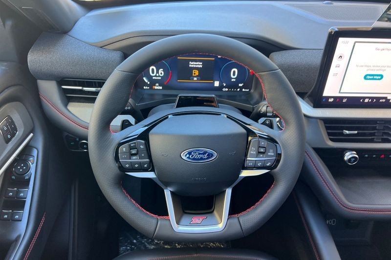 Ford Explorer Vehicle Full-screen Gallery Image 15