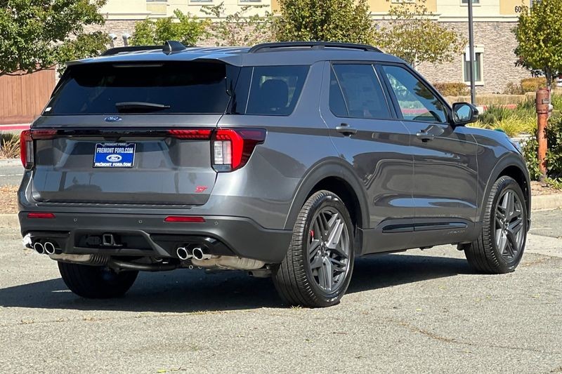 Ford Explorer Vehicle Full-screen Gallery Image 03