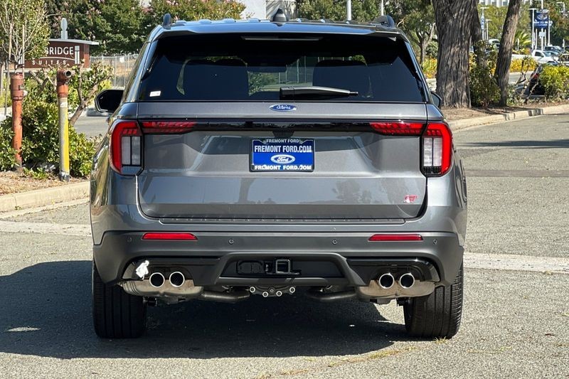 Ford Explorer Vehicle Full-screen Gallery Image 04