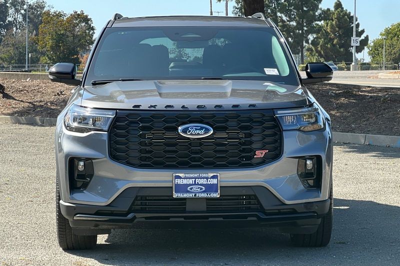 Ford Explorer Vehicle Full-screen Gallery Image 08