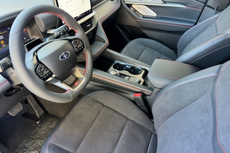 Ford Explorer Vehicle Full-screen Gallery Image 09