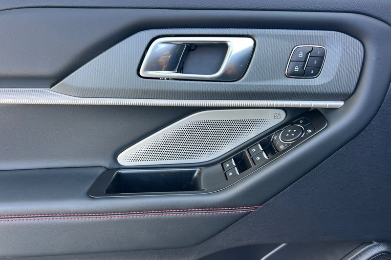 Ford Explorer Vehicle Full-screen Gallery Image 10