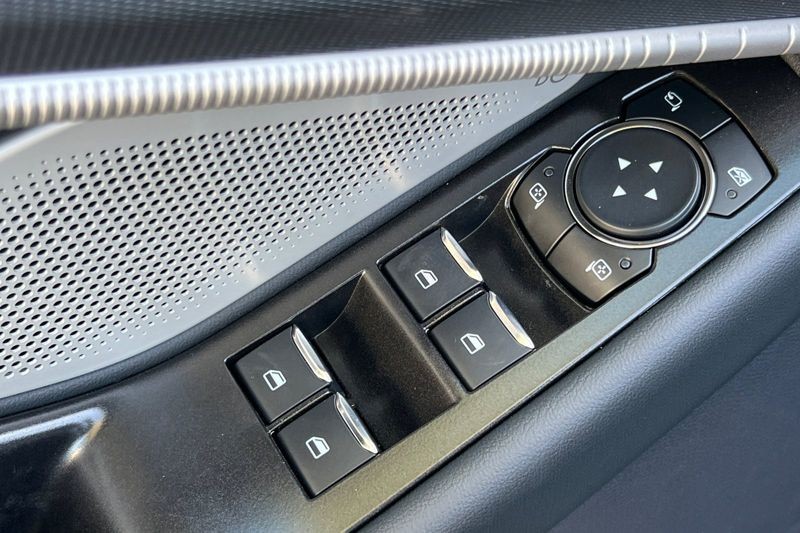 Ford Explorer Vehicle Full-screen Gallery Image 11