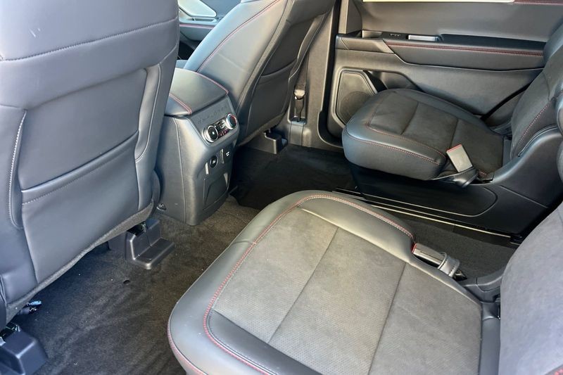 Ford Explorer Vehicle Full-screen Gallery Image 12