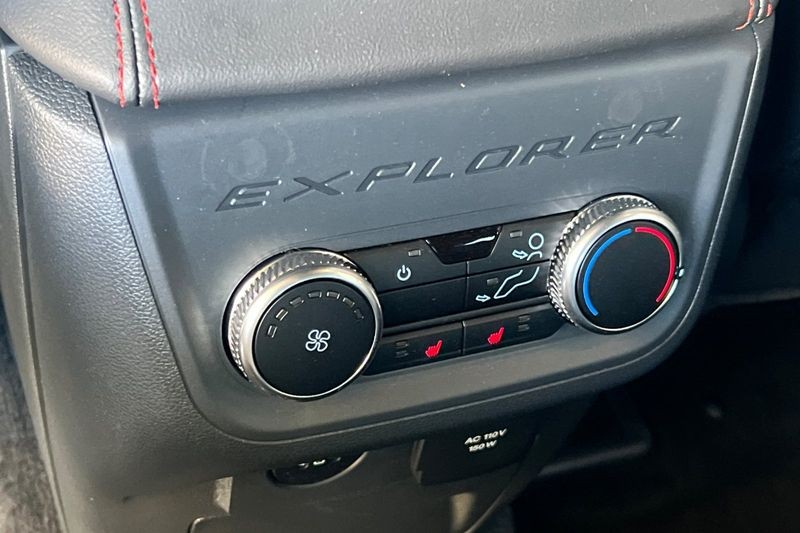 Ford Explorer Vehicle Full-screen Gallery Image 13