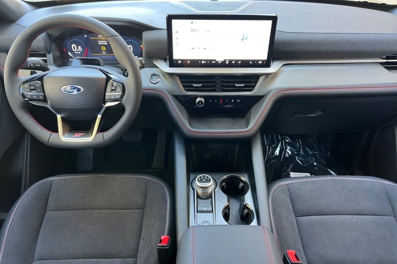 Ford Explorer Vehicle Full-screen Gallery Image 14