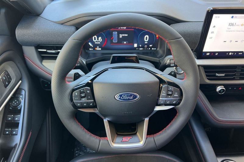 Ford Explorer Vehicle Full-screen Gallery Image 15