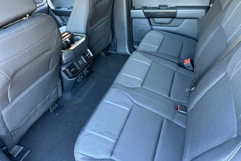 Ford F-150 Vehicle Full-screen Gallery Image 12