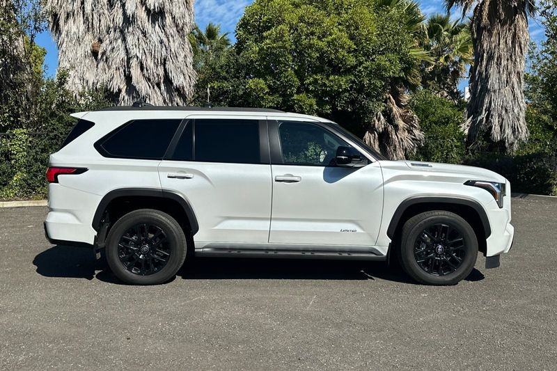 Toyota Sequoia Vehicle Full-screen Gallery Image 02