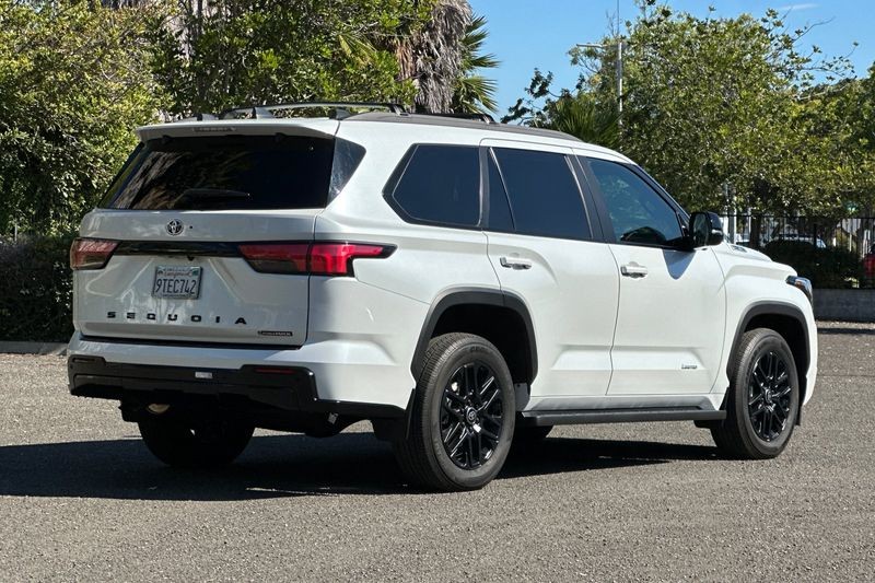 Toyota Sequoia Vehicle Full-screen Gallery Image 03