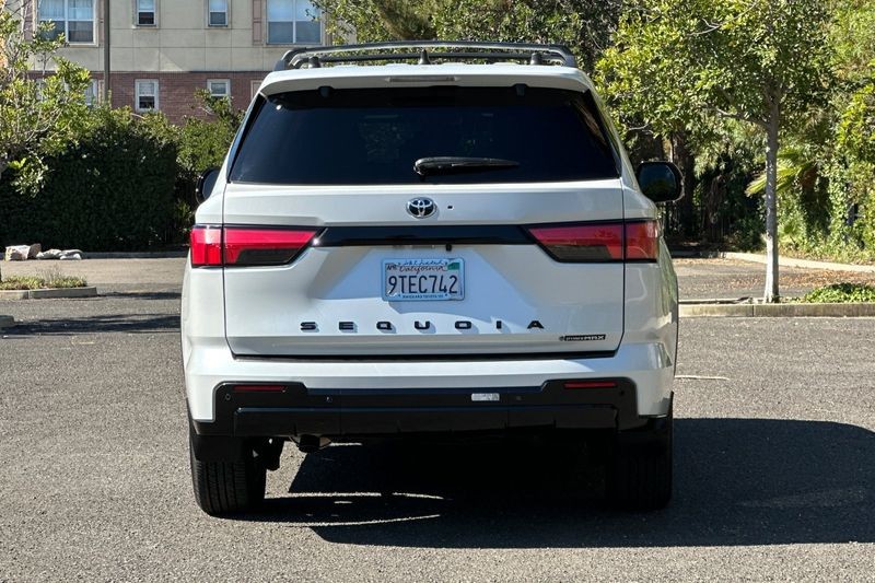 Toyota Sequoia Vehicle Full-screen Gallery Image 04