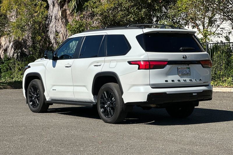 Toyota Sequoia Vehicle Full-screen Gallery Image 05