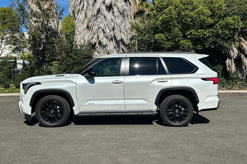 Toyota Sequoia Vehicle Full-screen Gallery Image 07