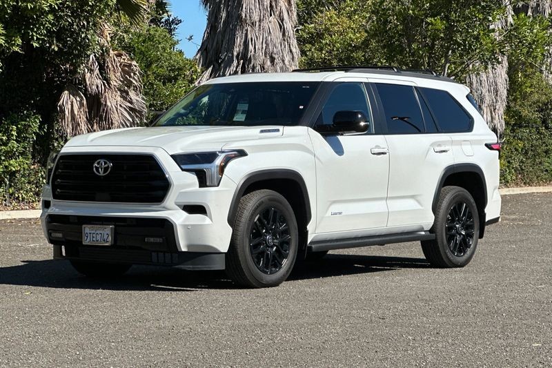 Toyota Sequoia Vehicle Full-screen Gallery Image 08