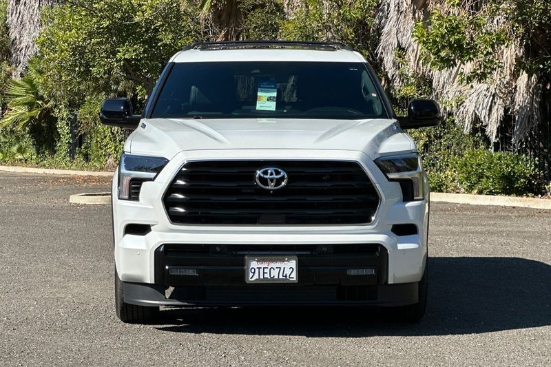 Toyota Sequoia Vehicle Full-screen Gallery Image 09