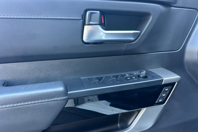 Toyota Sequoia Vehicle Full-screen Gallery Image 11