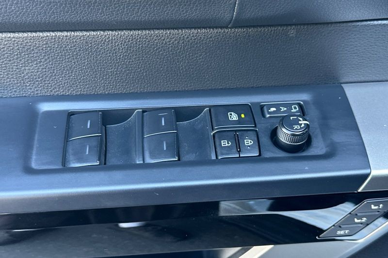 Toyota Sequoia Vehicle Full-screen Gallery Image 12