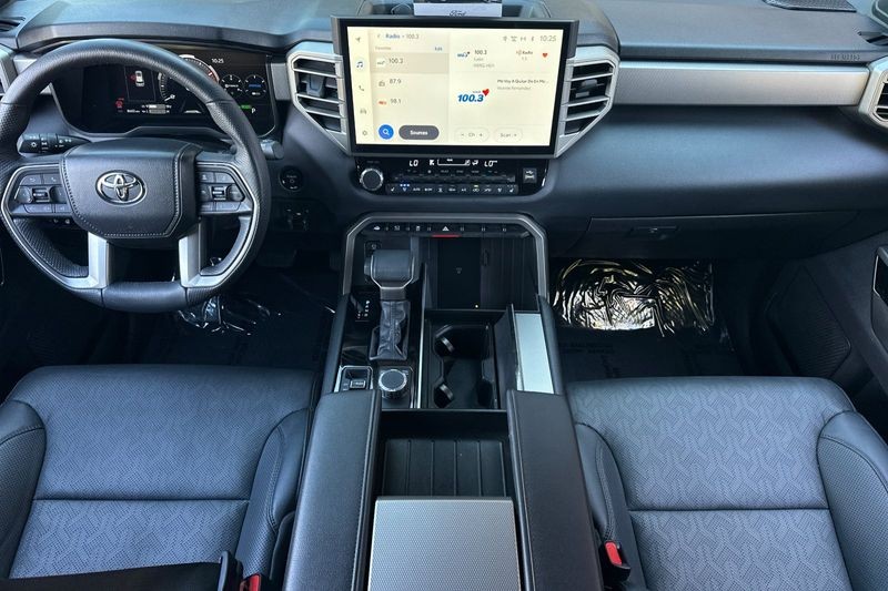 Toyota Sequoia Vehicle Full-screen Gallery Image 15