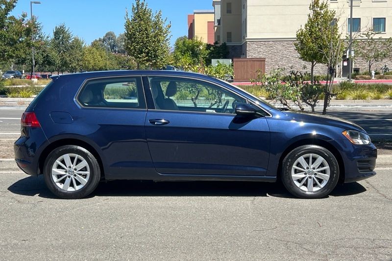 Volkswagen Golf Vehicle Full-screen Gallery Image 02