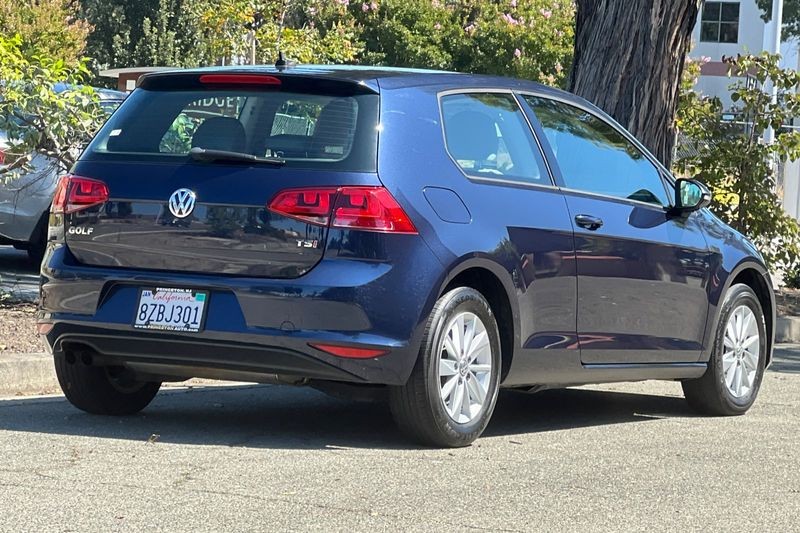 Volkswagen Golf Vehicle Full-screen Gallery Image 03