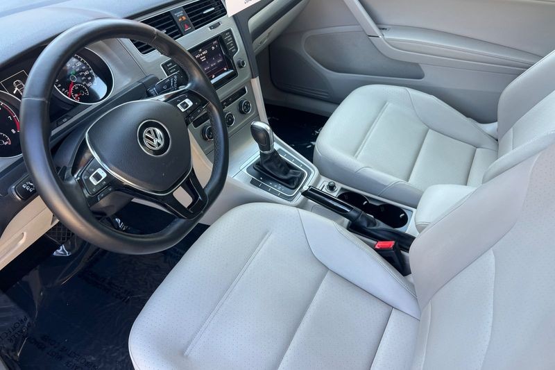 Volkswagen Golf Vehicle Full-screen Gallery Image 09