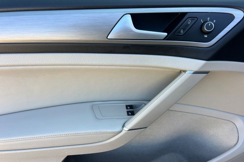 Volkswagen Golf Vehicle Full-screen Gallery Image 10