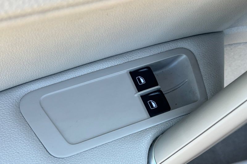 Volkswagen Golf Vehicle Full-screen Gallery Image 11