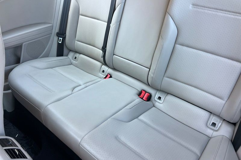 Volkswagen Golf Vehicle Full-screen Gallery Image 13