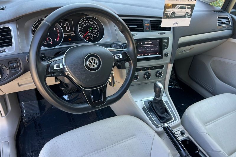 Volkswagen Golf Vehicle Full-screen Gallery Image 14